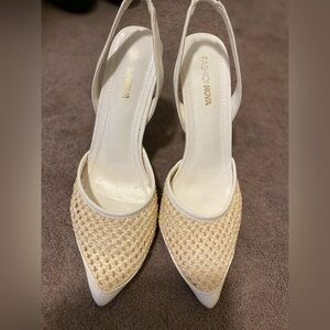 Classy picnic style, brunch style heels. Color: Cream